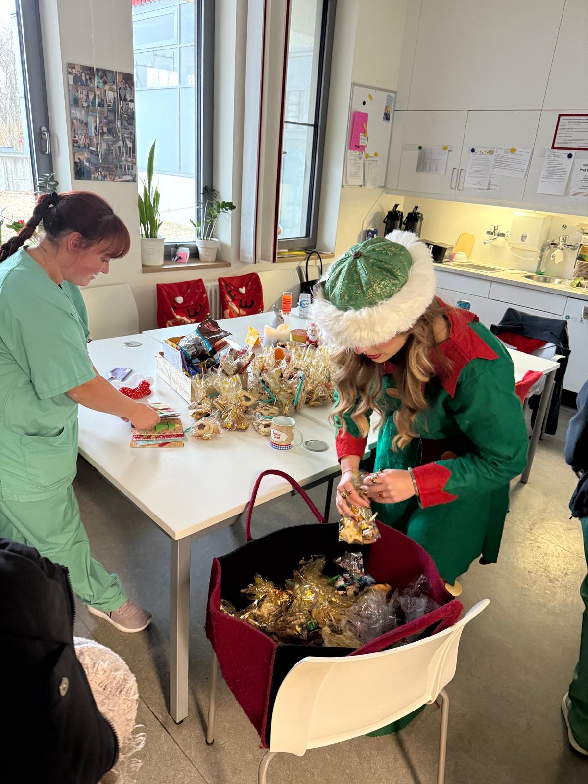 Elfe verteilt Pakete im Krankenhaus