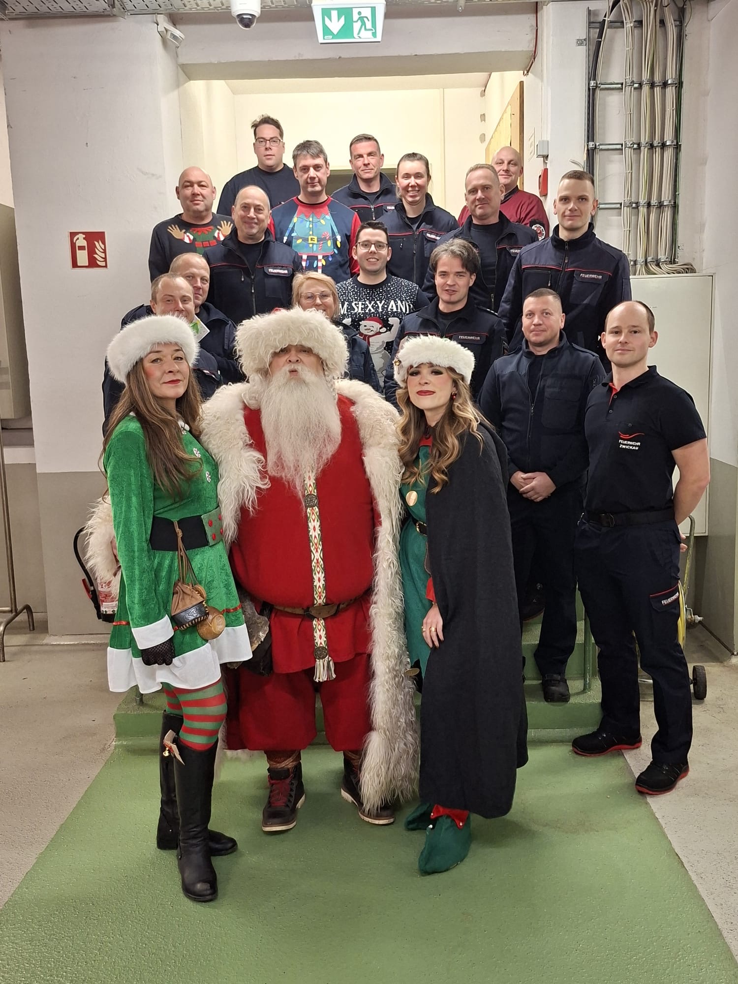 Santa Clause Team mit den Feuerwehrleuten
