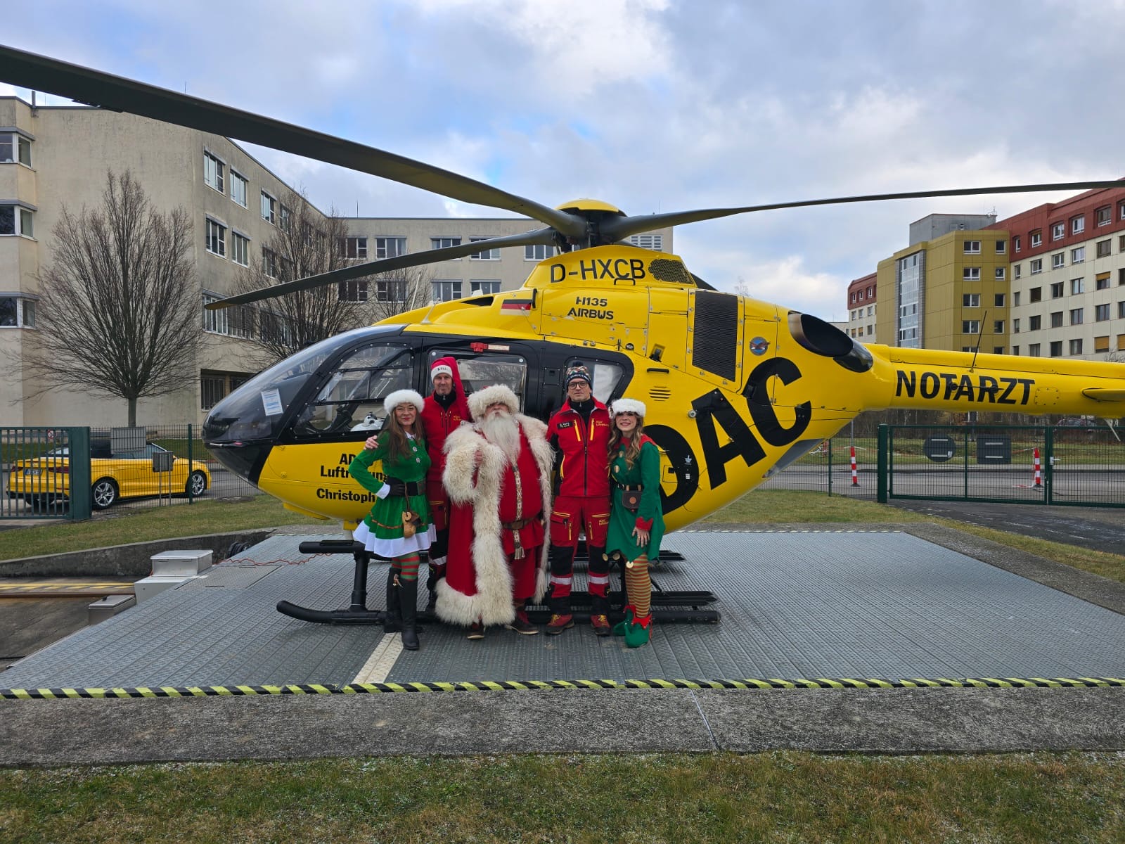 Santa und Elfen vor dem ADAC-Rettungshubschrauber