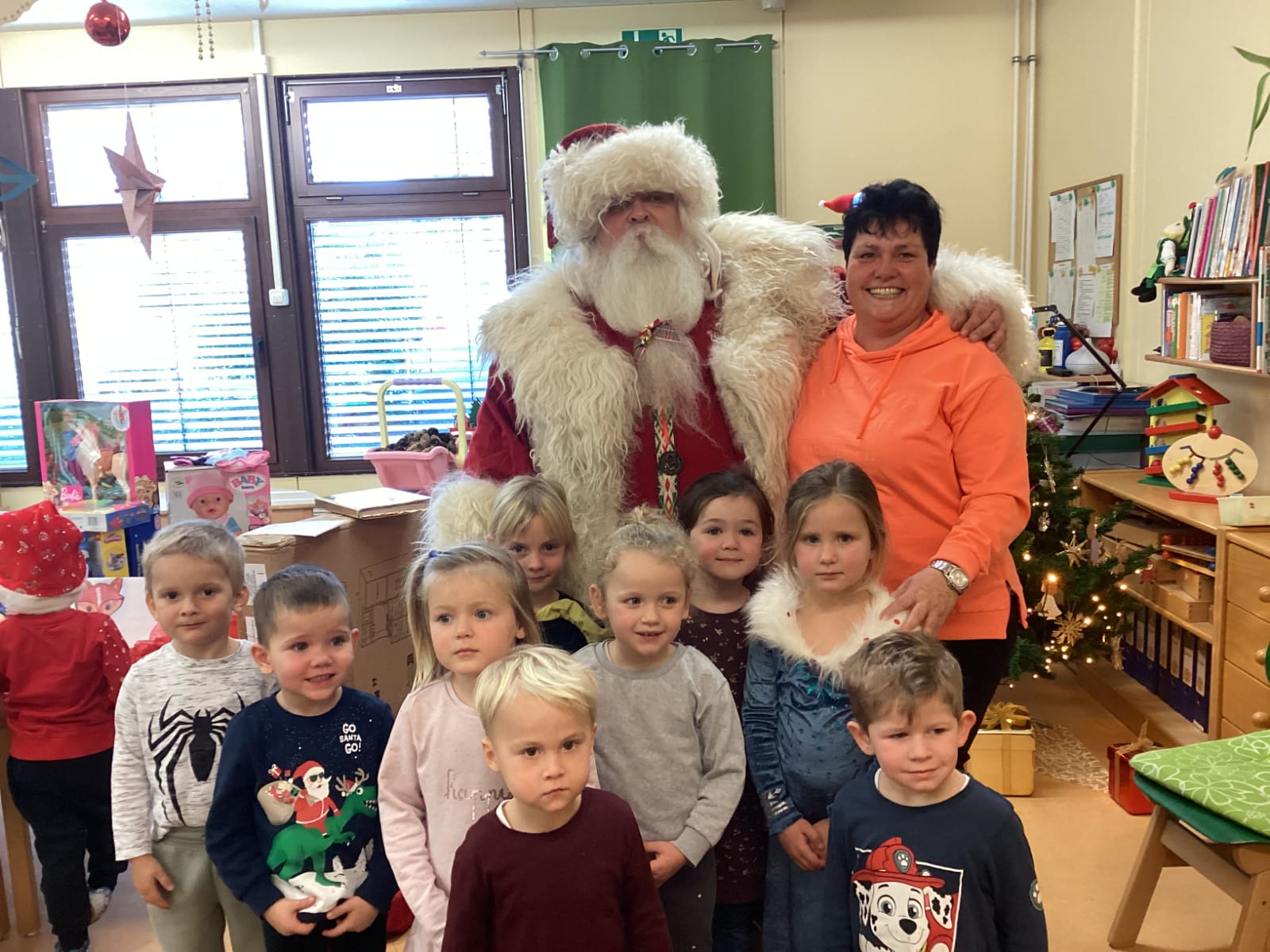 Santa mit Kindergruppe